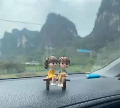 ANTIQ CREATION CAR DASHBOARD BOOK READING COUPLE