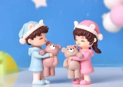 Cute Teddy Holding Couple Miniatur